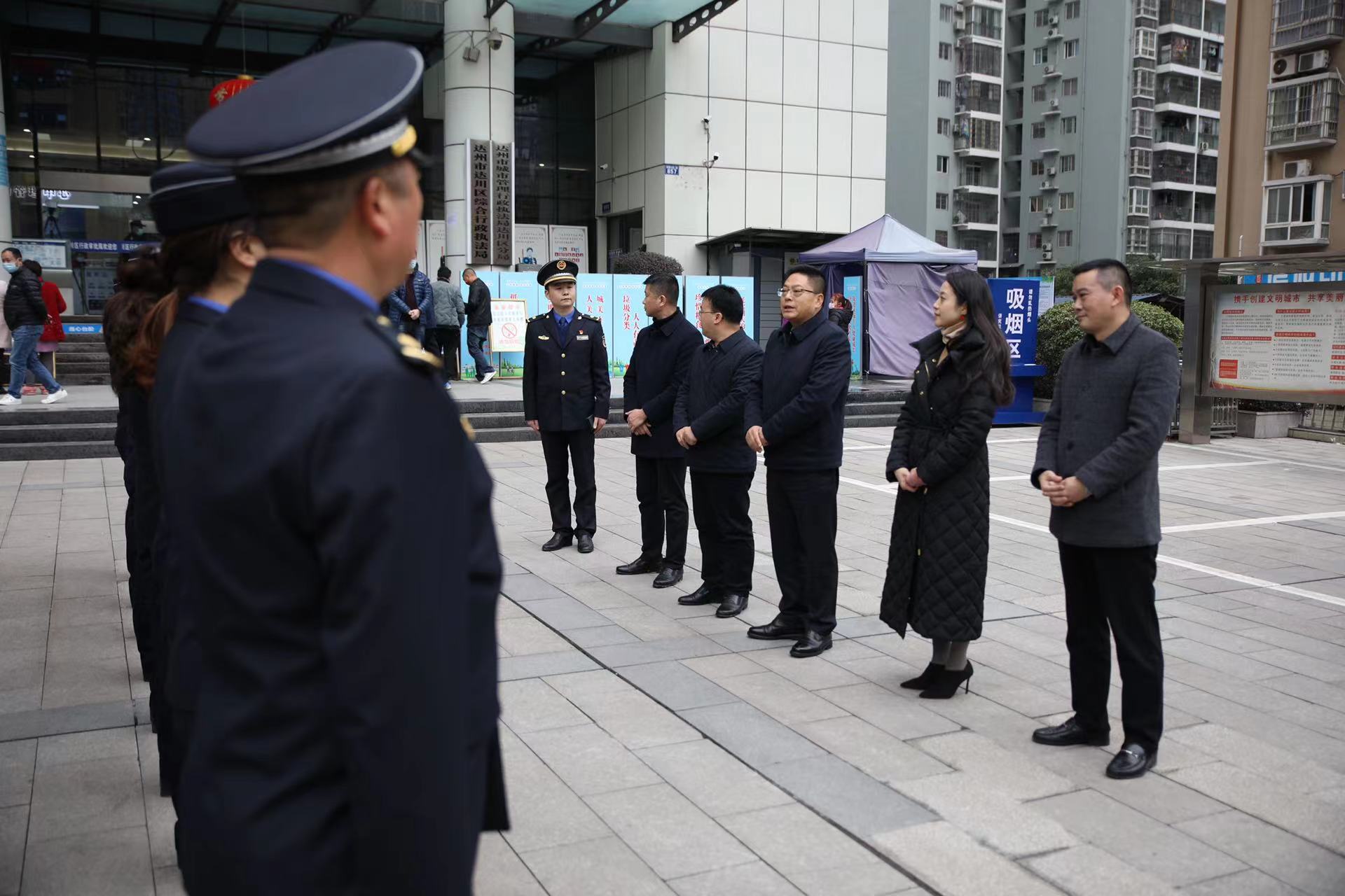 过年了区委书记向建平给他们送上新春祝福