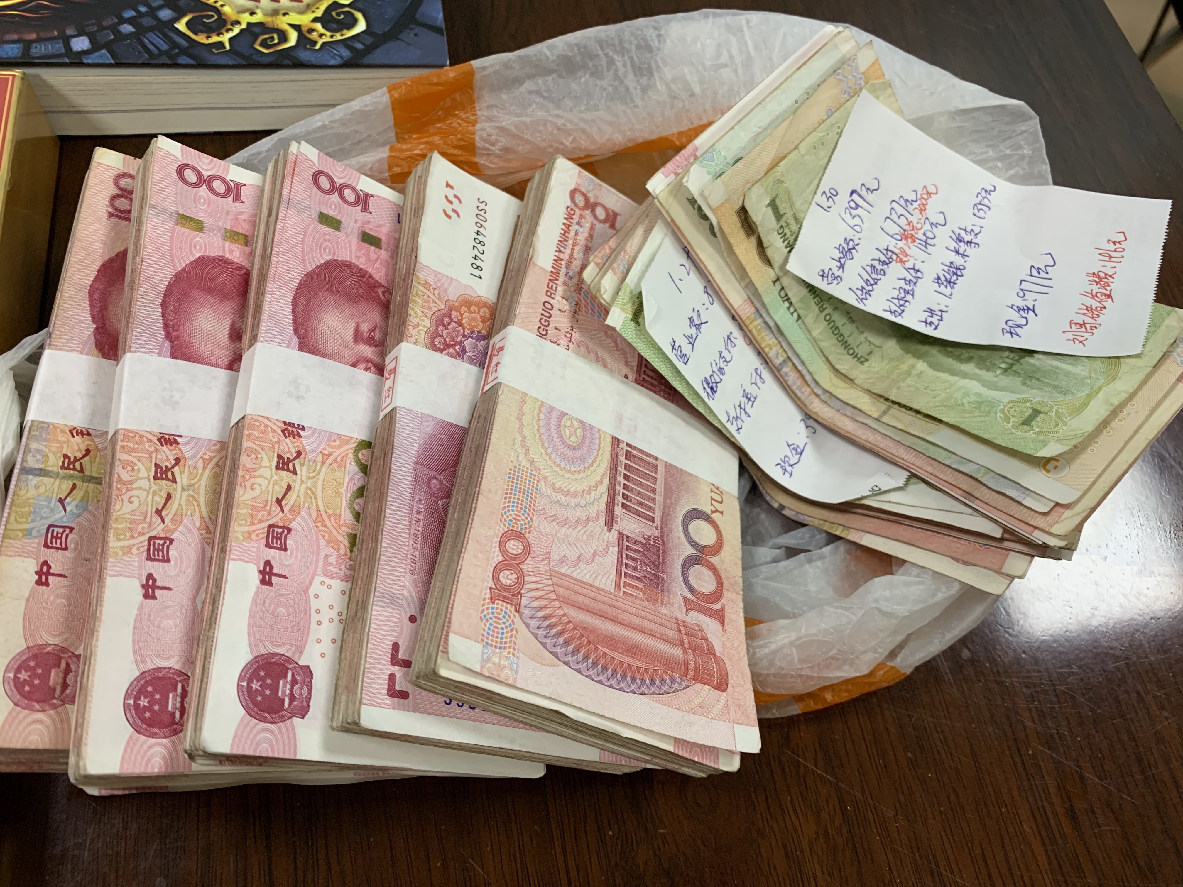 出租车司机拾金不昧 五万多元现金归还失主