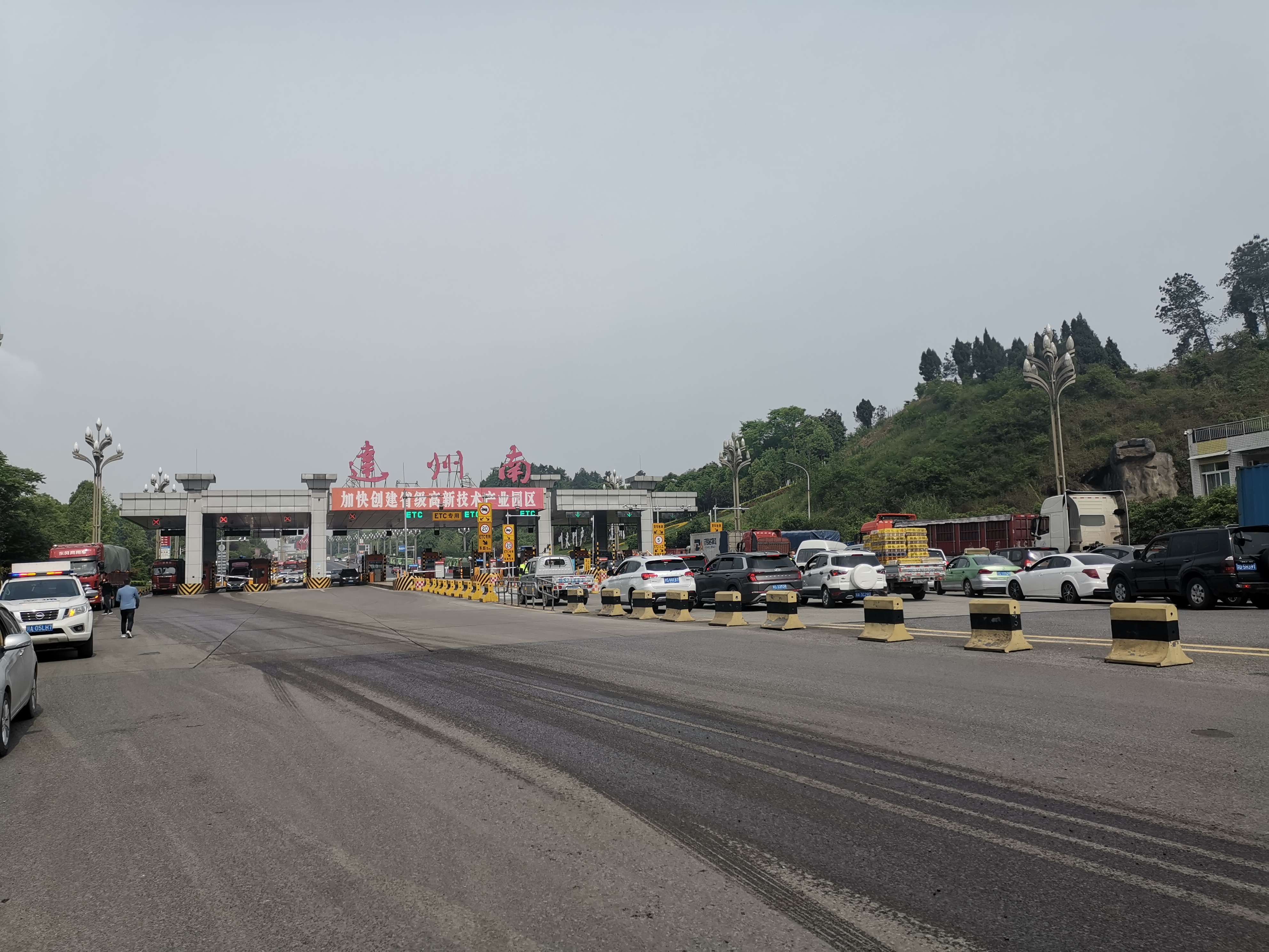 「达观拍客」达州南高速路口堵堵堵,前往车辆注意!