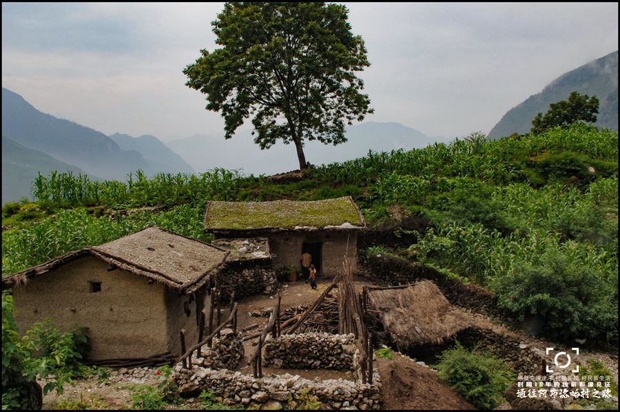 阿布洛哈村低矮简陋的茅草房. 拍摄于2007年7月12日