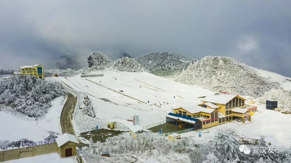 冬日暖阳下的滑雪场 嬉戏的人群 和摩托艇,雪地挖掘机,悠波球,雪橇等