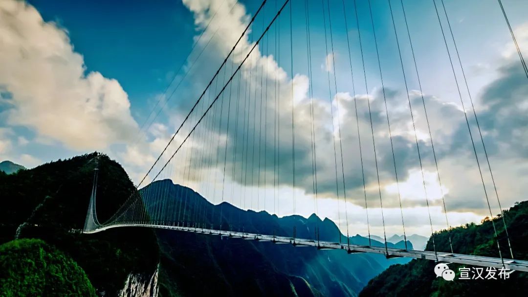 巴山大峡谷玻璃桥,玩得一手好"心跳"