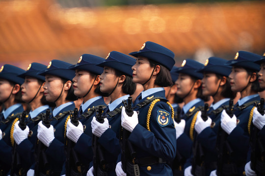 女兵方隊通過天安門廣場.新華社記者 王毓國 攝民兵方隊.