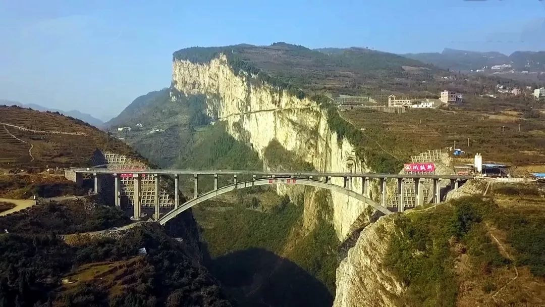 雞鳴三省大橋橫跨敘永縣水潦彝族鄉與雲南省鎮雄縣坡頭鎮長286.