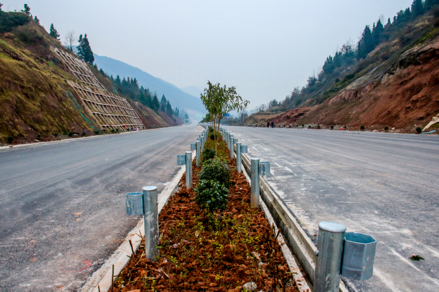 正在進行架設的張家灣大橋跨達萬高速公路鋼箱梁是通川區徐家壩至宣漢