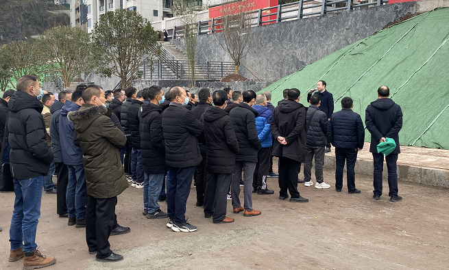 达川区住建局召开城区在建工地扬尘治理现场会