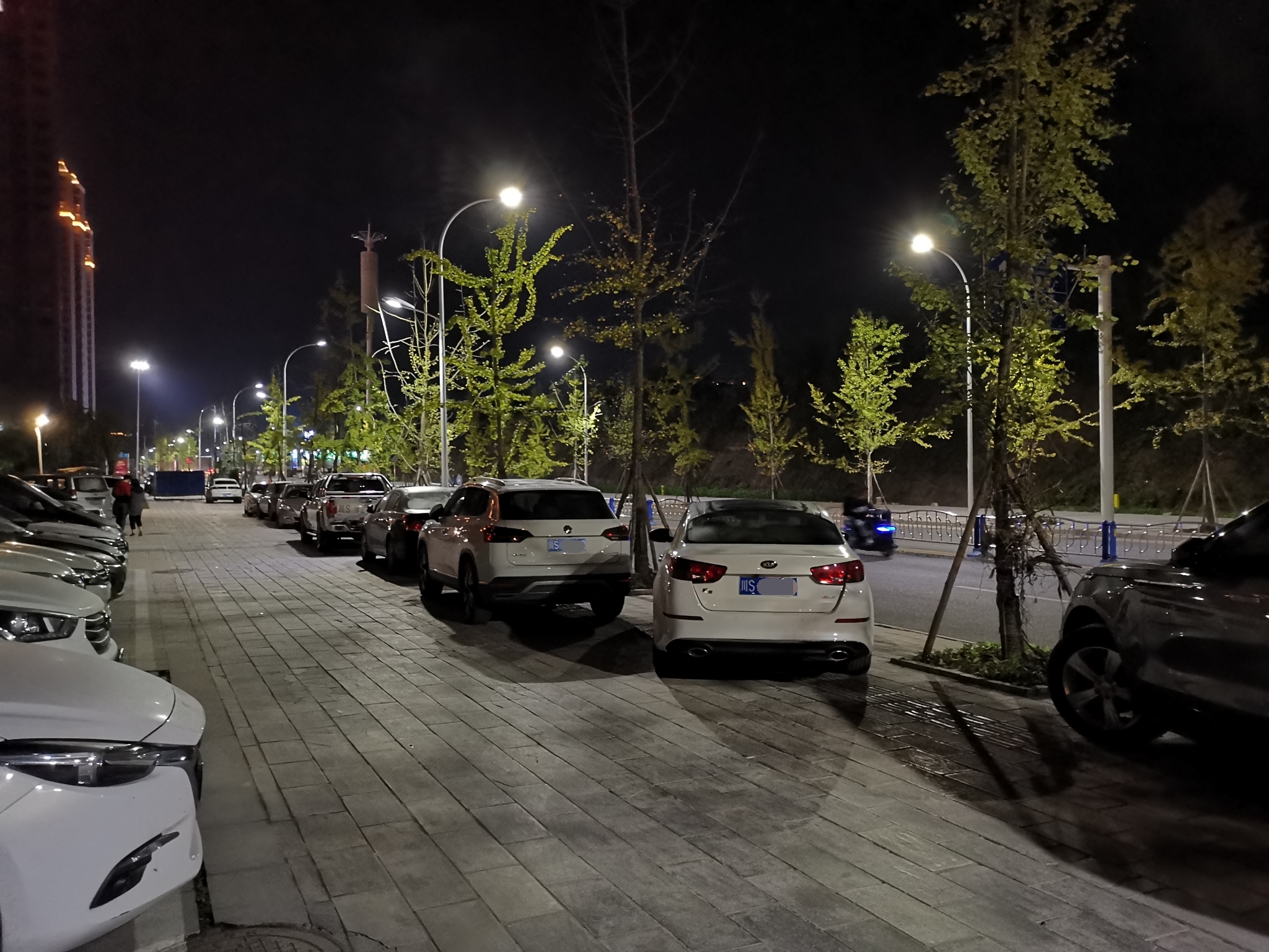 室外停车场夜景图片